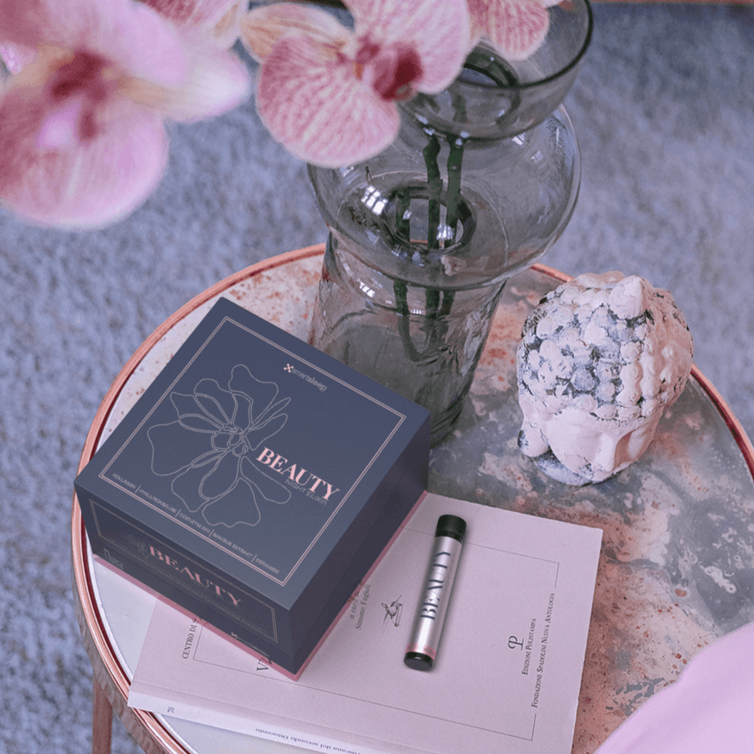 30er Monats-Packung mit 30 Ampullen smartsleep® BEAUTY NIGHT ELIXIR, speziell entwickelter Premium Beauty Night Drink für den Schönheitsschlaf mit Kollagen, Hyaluronsäure, Q10, Bambusextrakt, Aminosäuren und Vitaminen für schöne Haut, Haare, Nägel und Bindegewebe. Schön im Schlaf mit exklusiven Nährstoffen für ein strahlendes Aufwachen.
