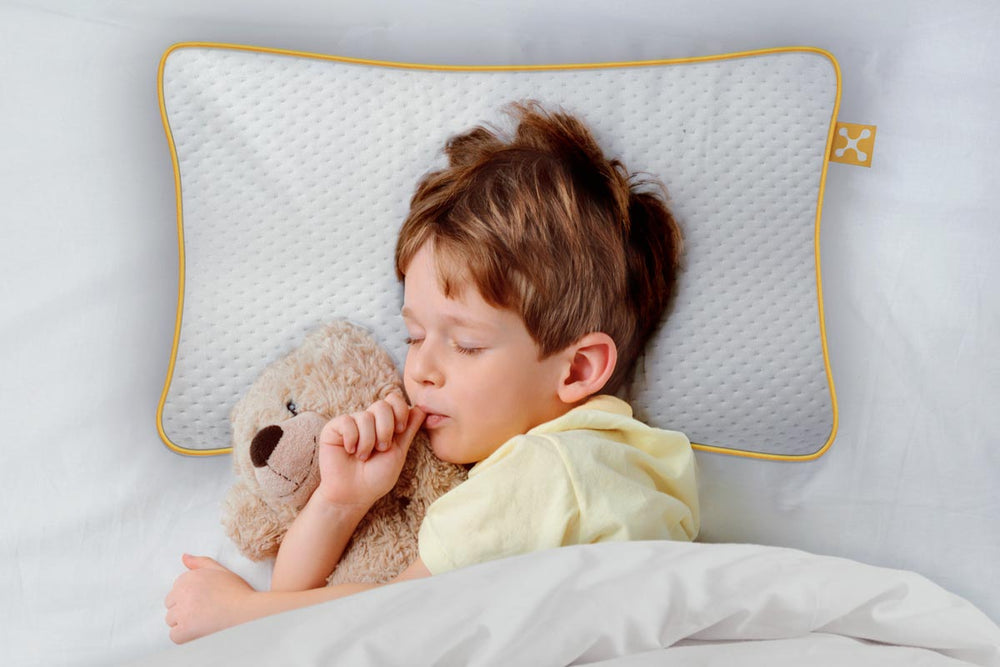 Junge schläft ruhig mit Kuscheltier und smart KIDS COMFORT PILLOW, dem gemütlichen Kopfkissen speziell für Kinder
