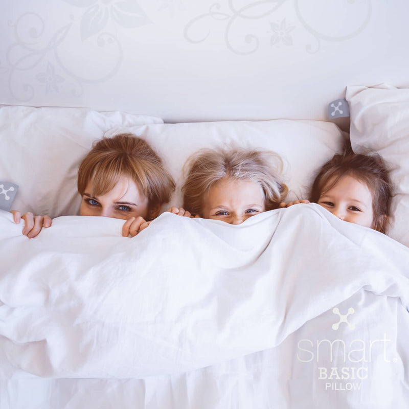 Junge Familie schläft mit dem smart® Basic Pillow in der Größe Large 40 x 80 cm, längliches allergikerfreundliches Standard Kissen mit Hohlfaser Füllung und Bezug aus Baumwolle