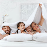 Junge Familie schläft mit dem smart® Basic Pillow in der Größe Medium 40 x 60 cm, dem mittelgroßen allergikerfreundlichen Standard Kissen mit Hohlfaser Füllung und Bezug aus Baumwolle