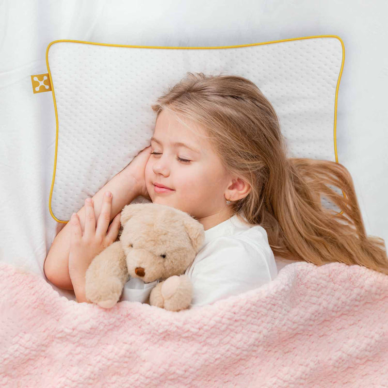 Kleines Mädchen schläft mit dem smart® Kids Comfort Pillow, gemütliches ergonomisches Kissen aus Memory-Schaum für Kinder mit Stützfunktion für gesunden und erholsamen Schlaf im Wachstum